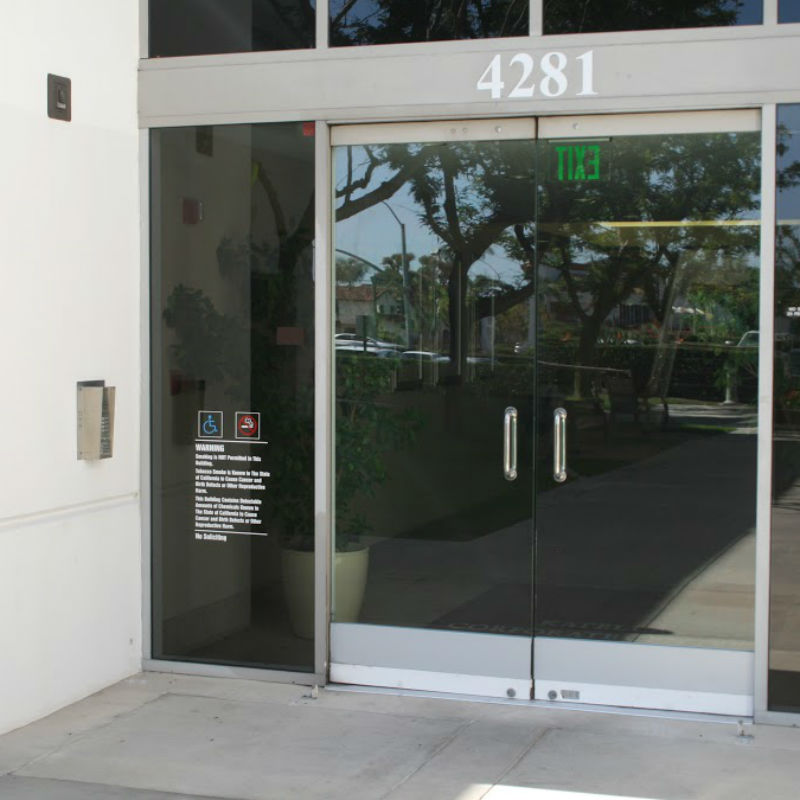 Los_Alamitos_7-11-2016_-_Call_box_for_entrance_2.jpg